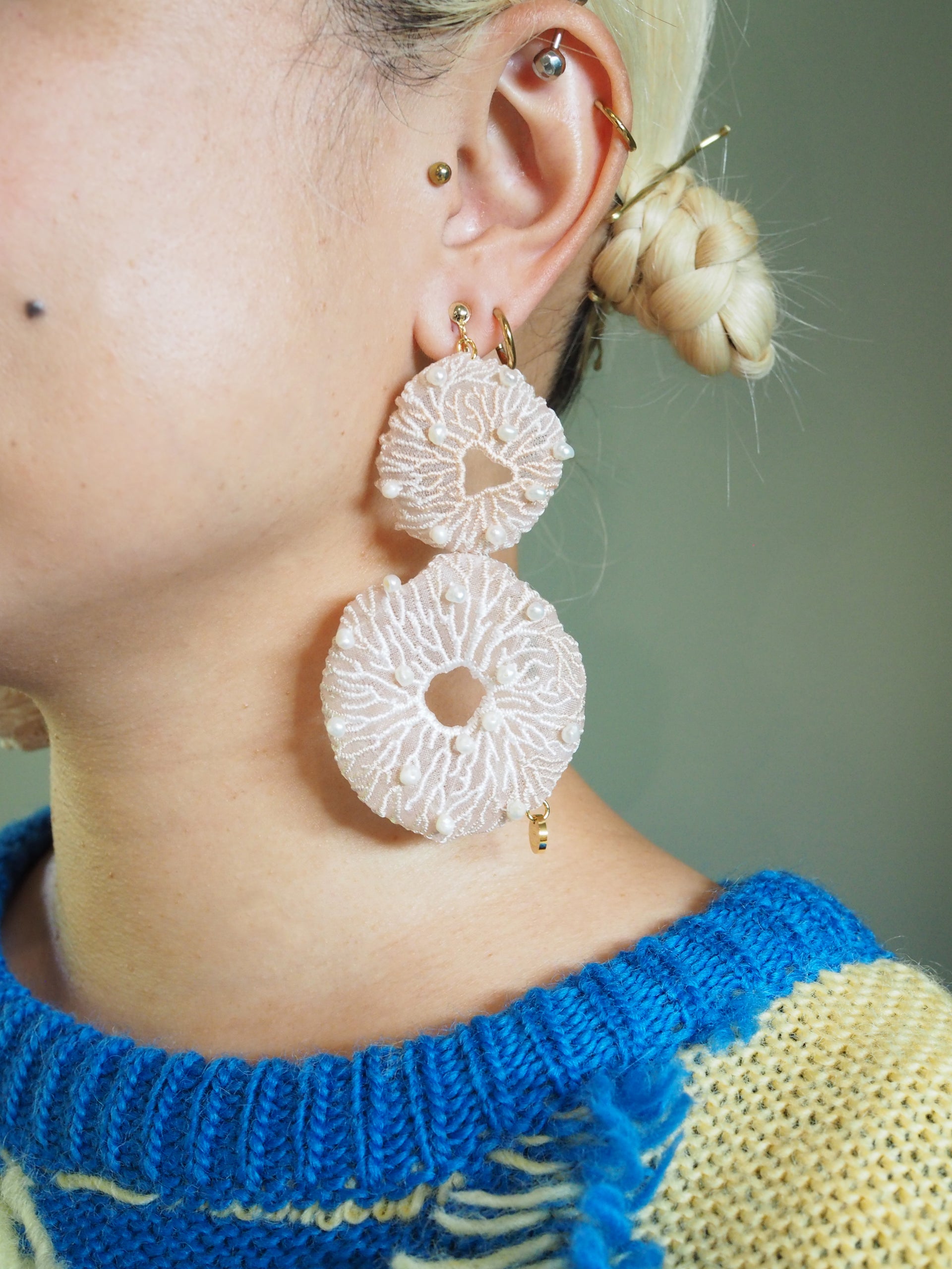 CORAL EGG PEARL / EARRINGS / ECRU