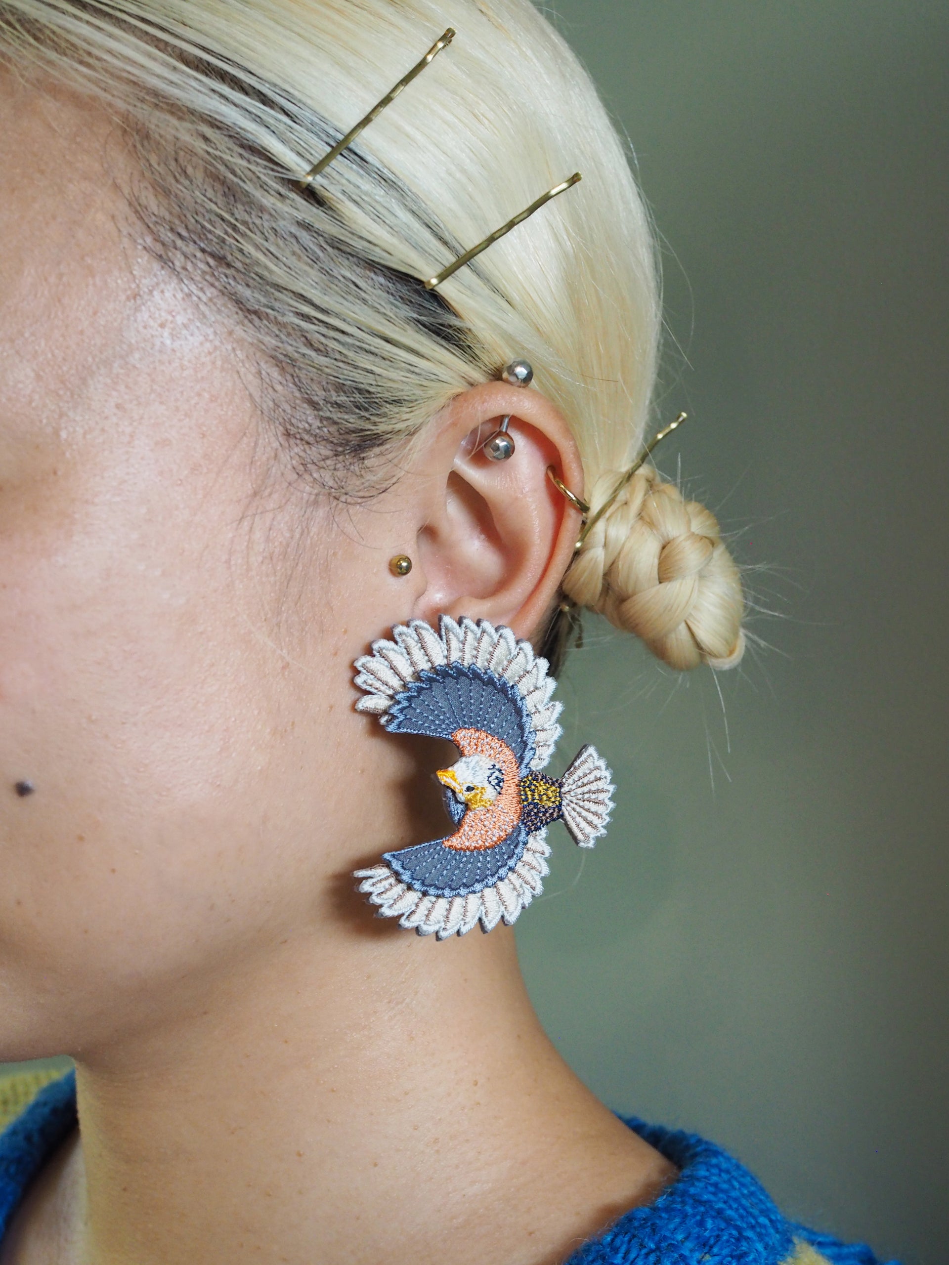 BIRD / EARRINGS / GRAY