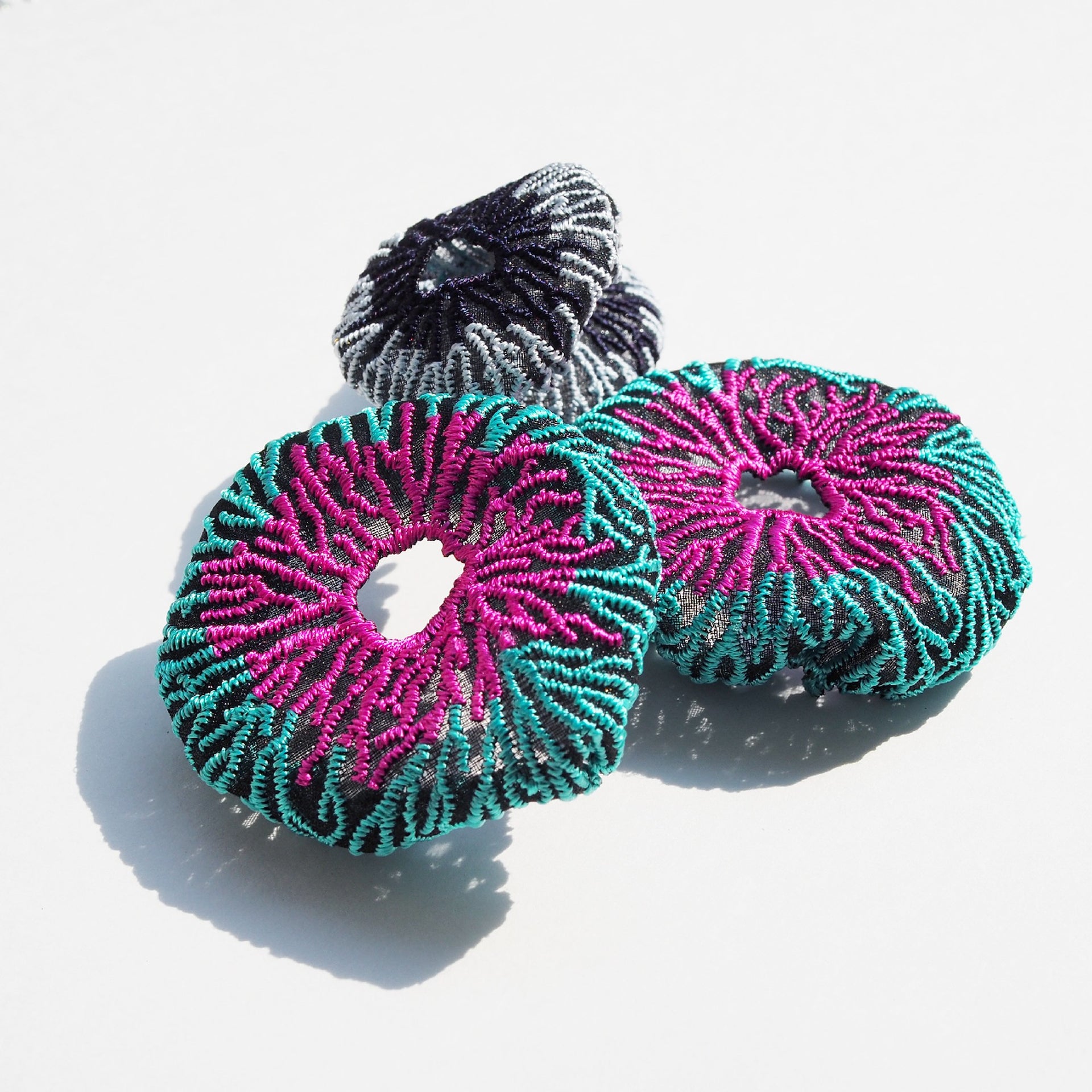 CORAL EGG / EARRINGS / FUCHSIA