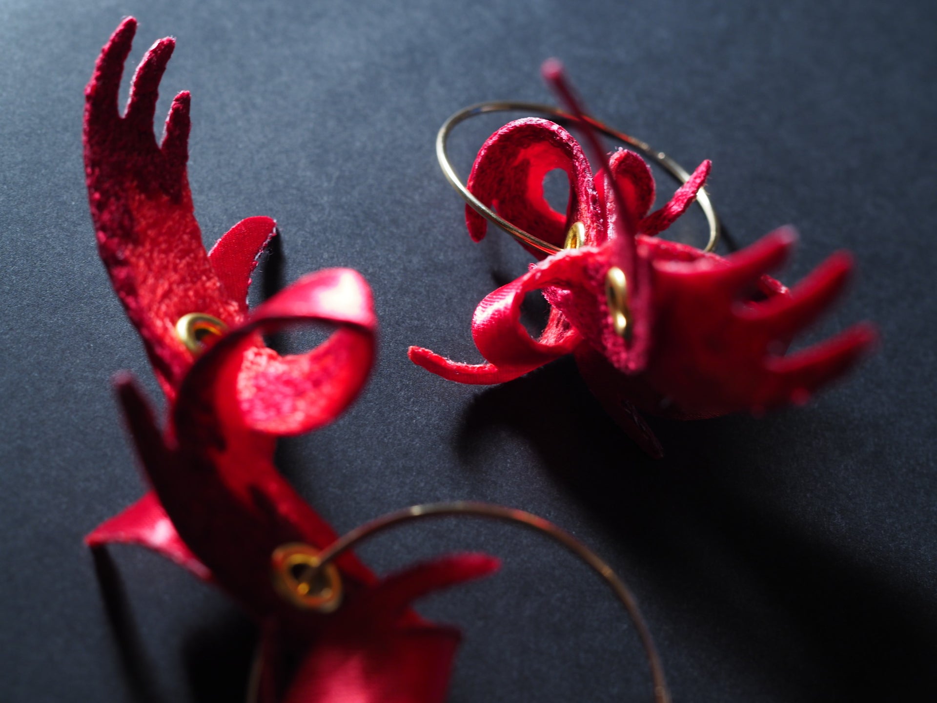 CLAW / EARRINGS / RED