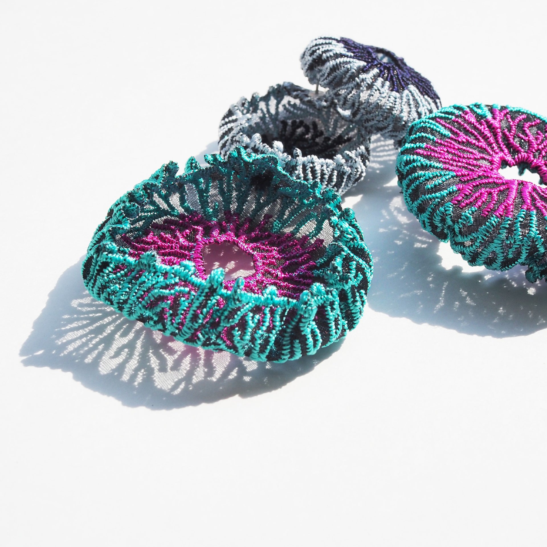 CORAL EGG / EARRINGS / FUCHSIA