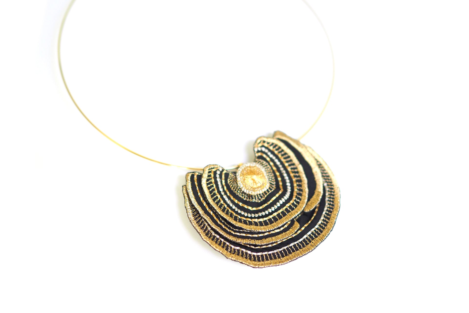 TURKEY TAIL / CHOKER / GOLD