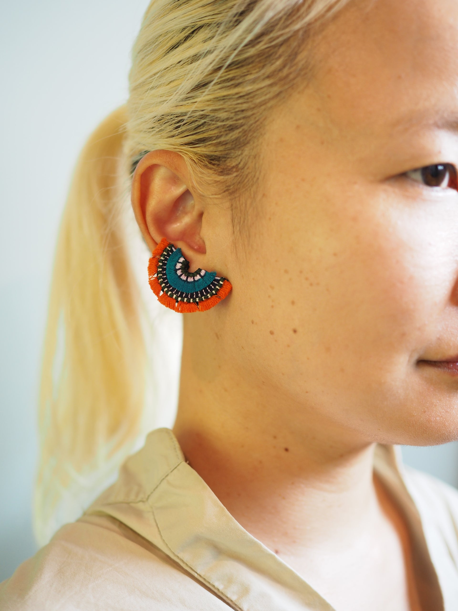 BLOOM / EARRING EAR-CLIP / TAN
