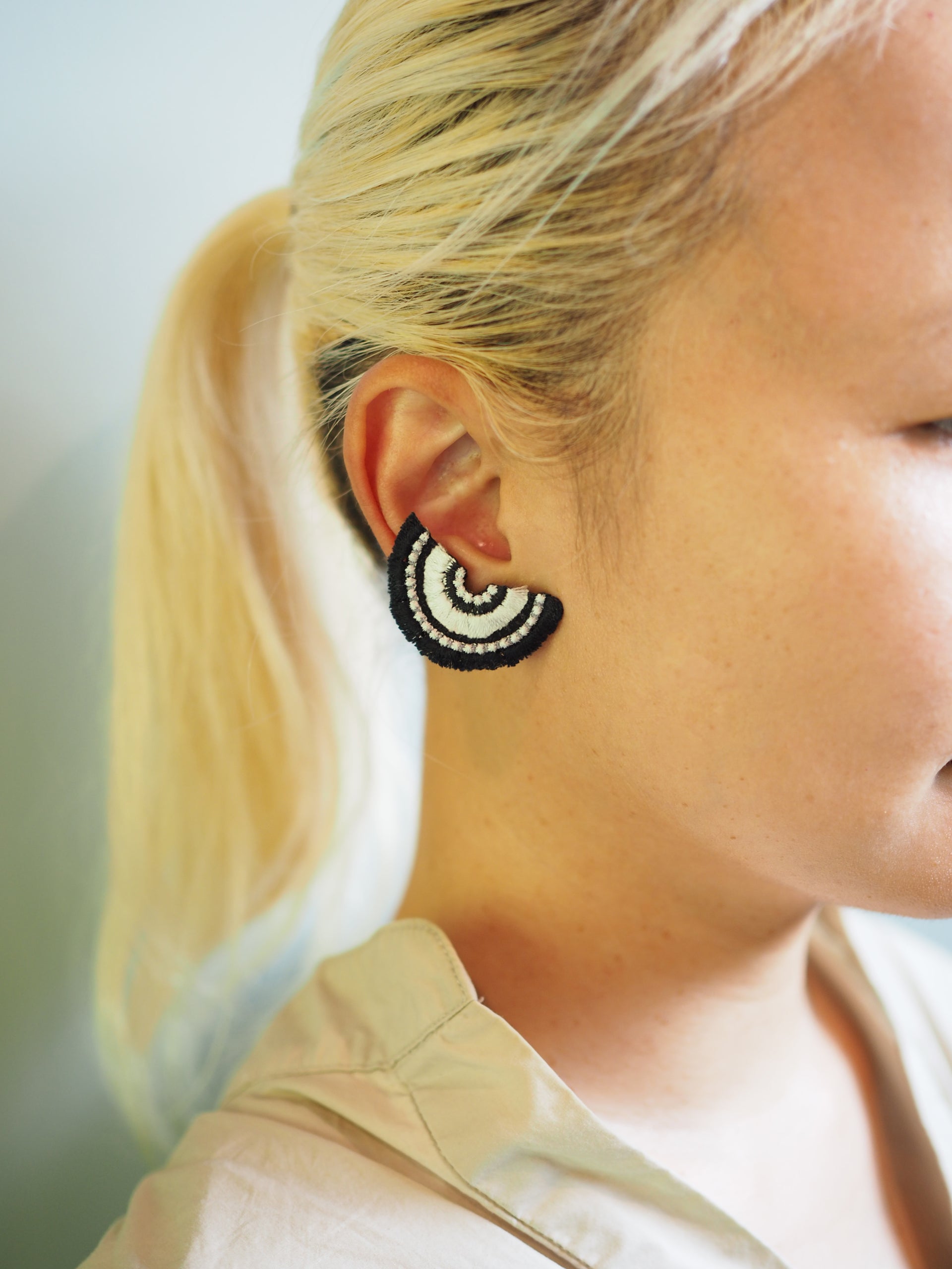 BLOOM / EARRING EAR-CLIP / BLACK