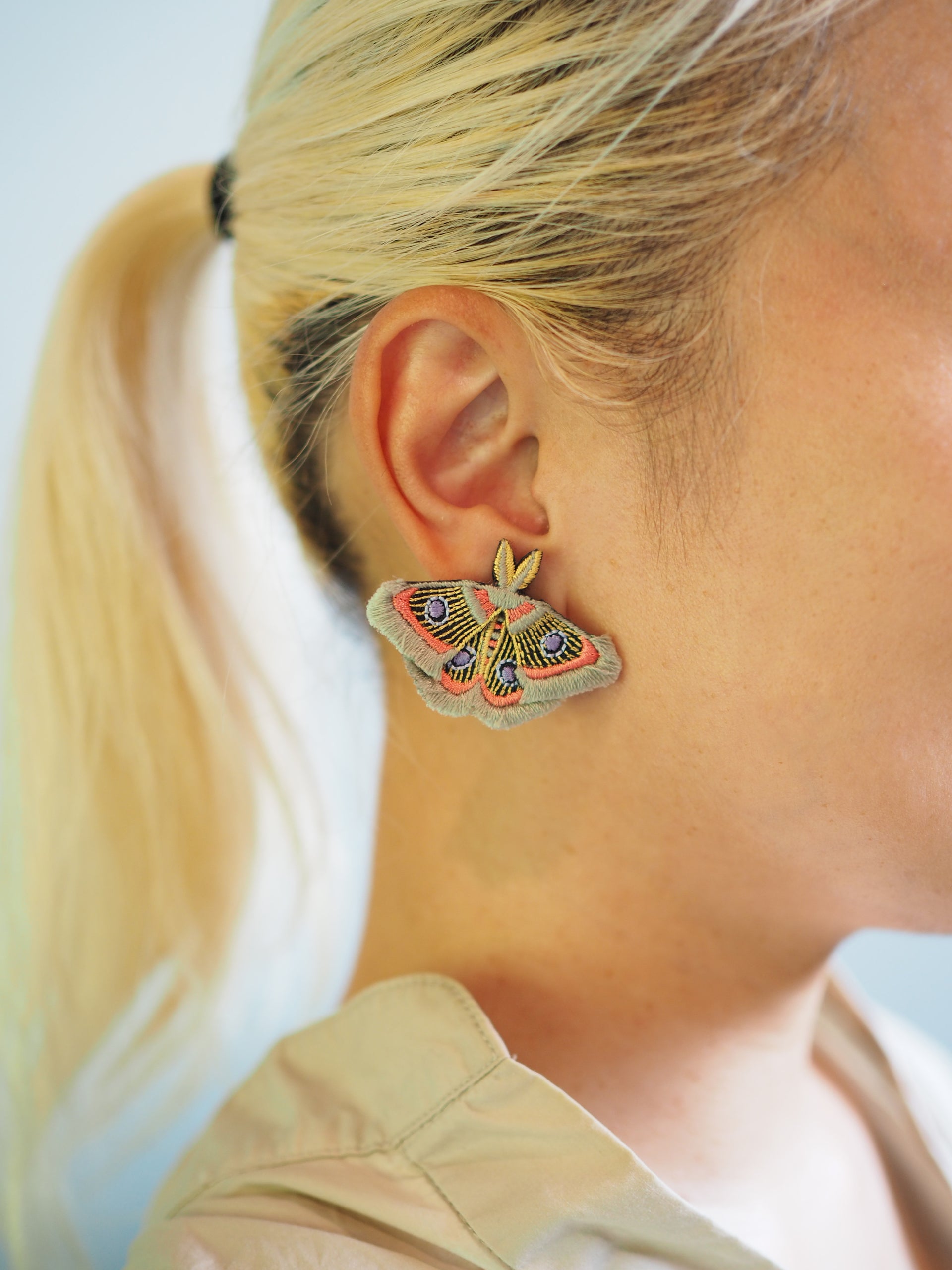 MOTH / EARRING EAR-CLIP / GRAY