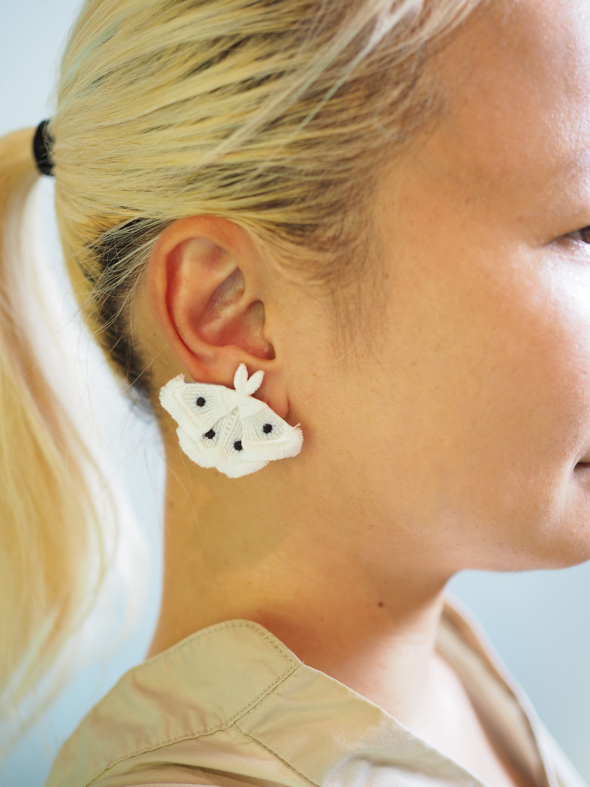 MOTH / EARRING EAR-CLIP / WHITE