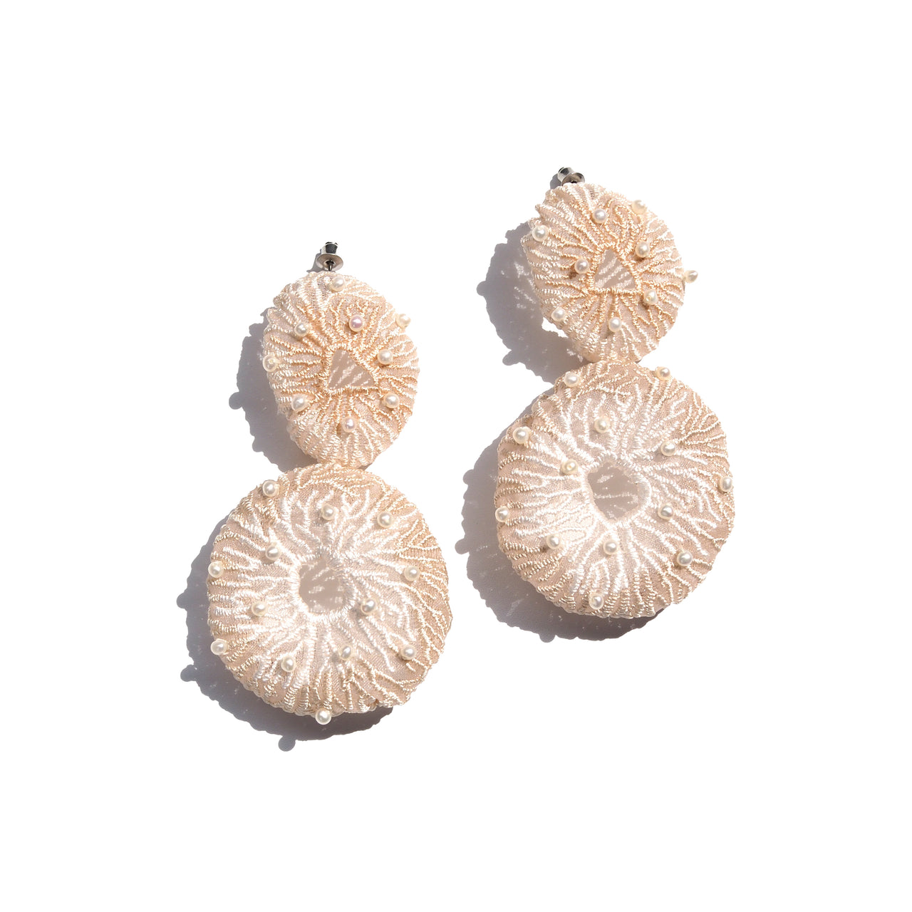 CORAL EGG PEARL / EARRINGS / ECRU