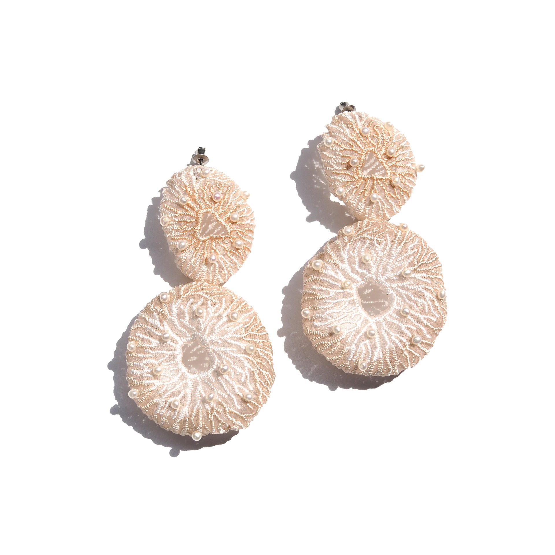 ARRO / CORAL EGG PEARL / EARRINGS / ECRU