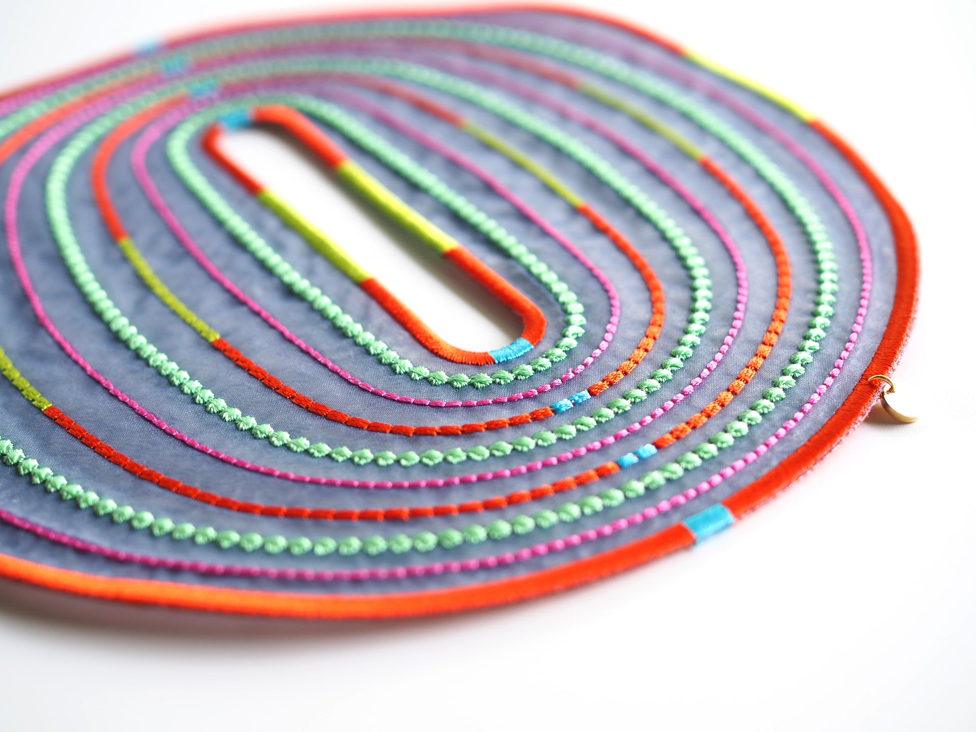"O" / BANGLE / RED
