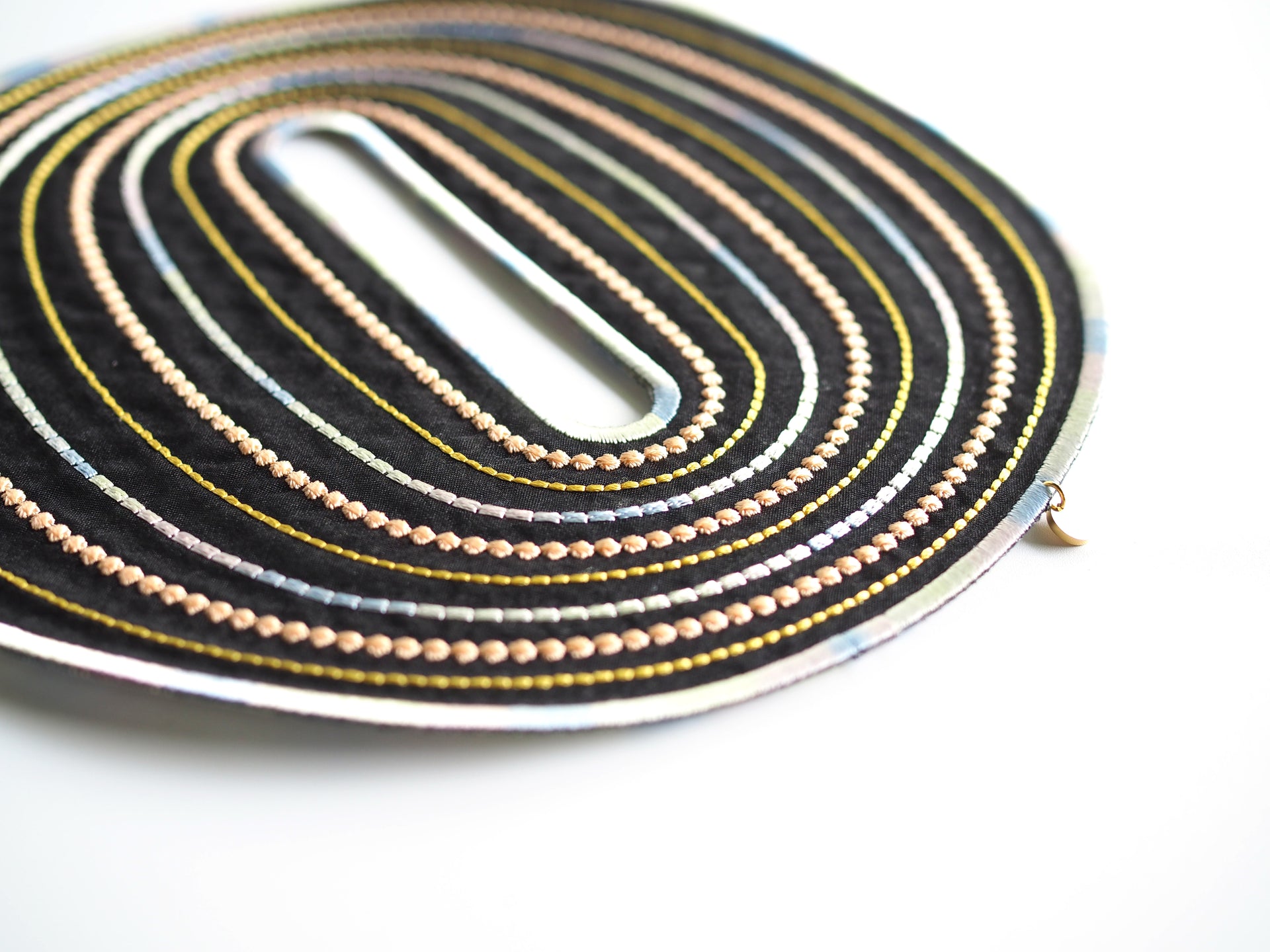 "O" / BANGLE / BLACK