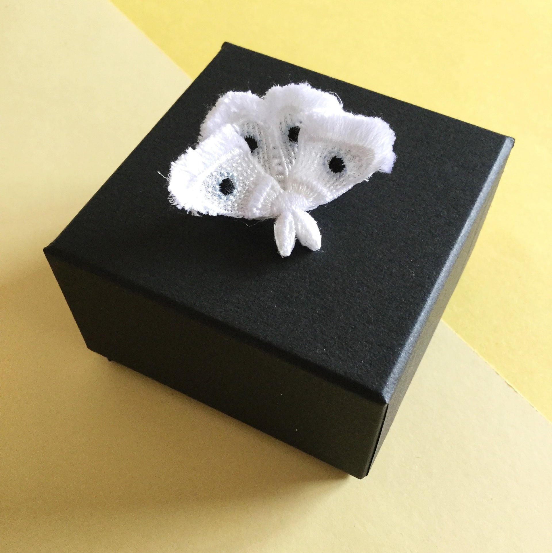 MOTH / BROOCH / WHITE