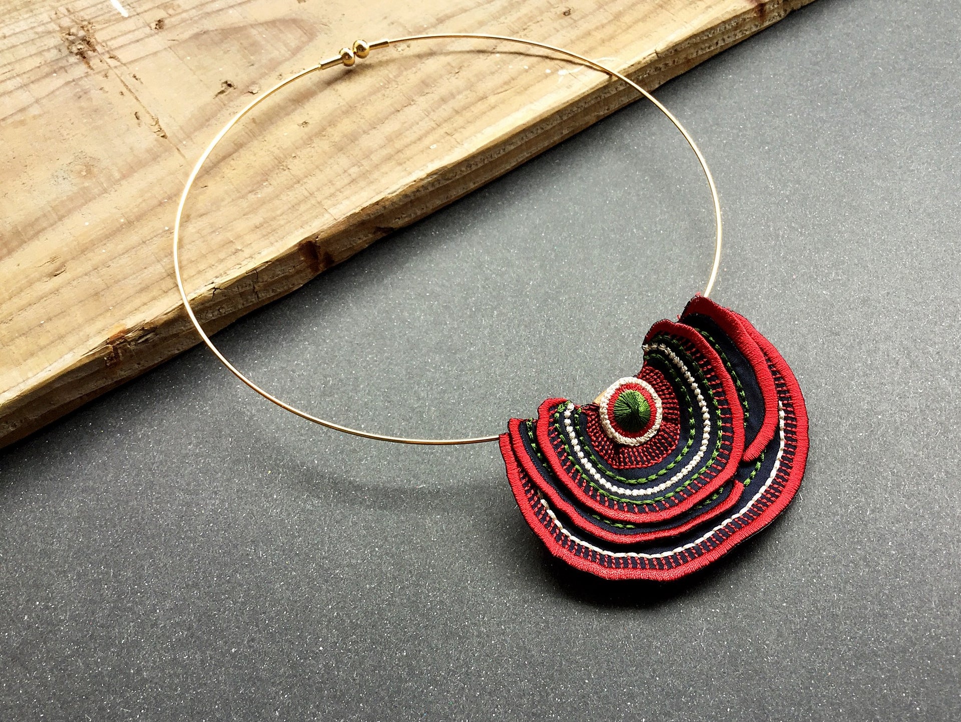 TURKEY TAIL / CHOKER / RED