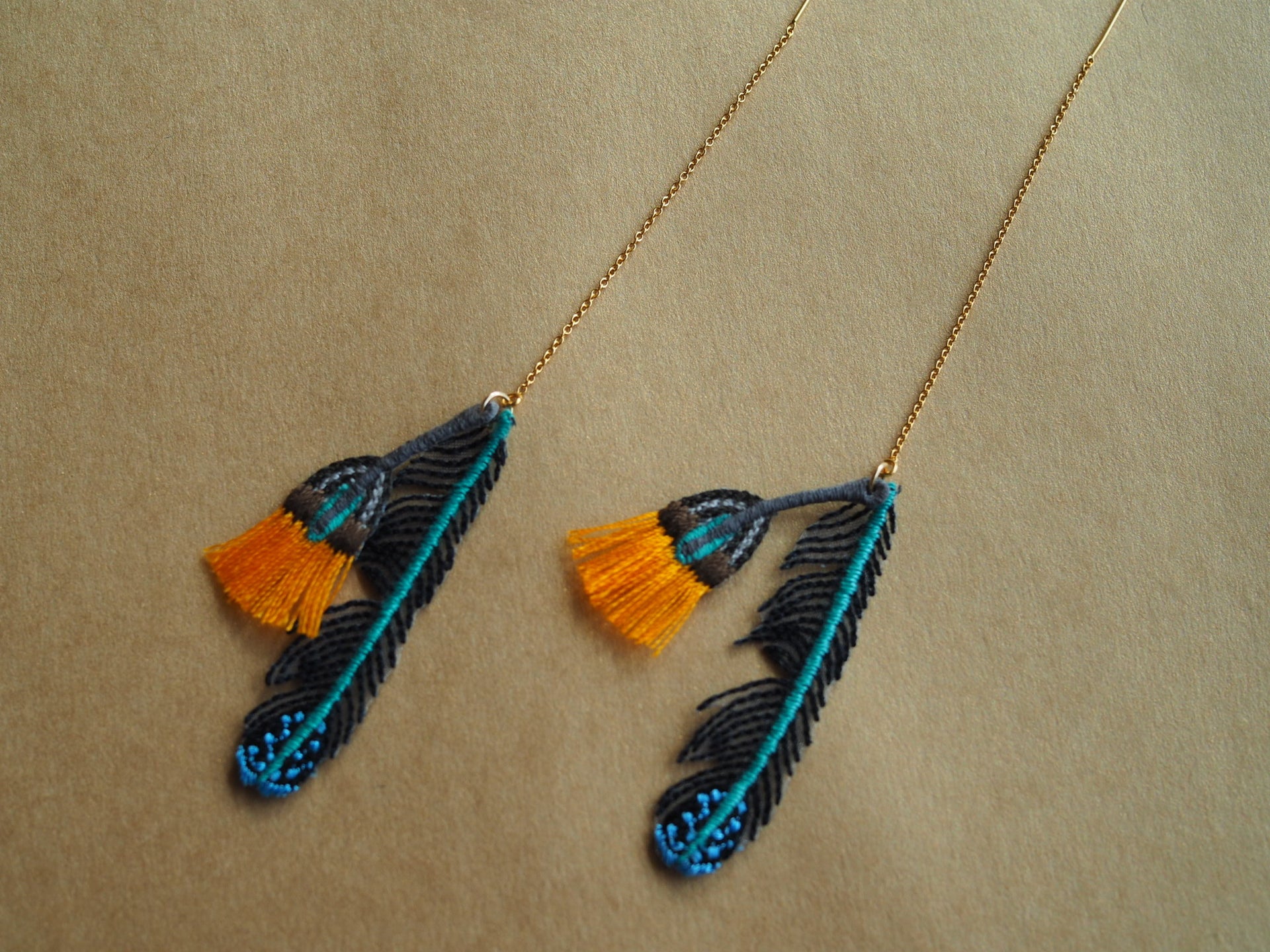 PLUME / EARRINGS / BLACK