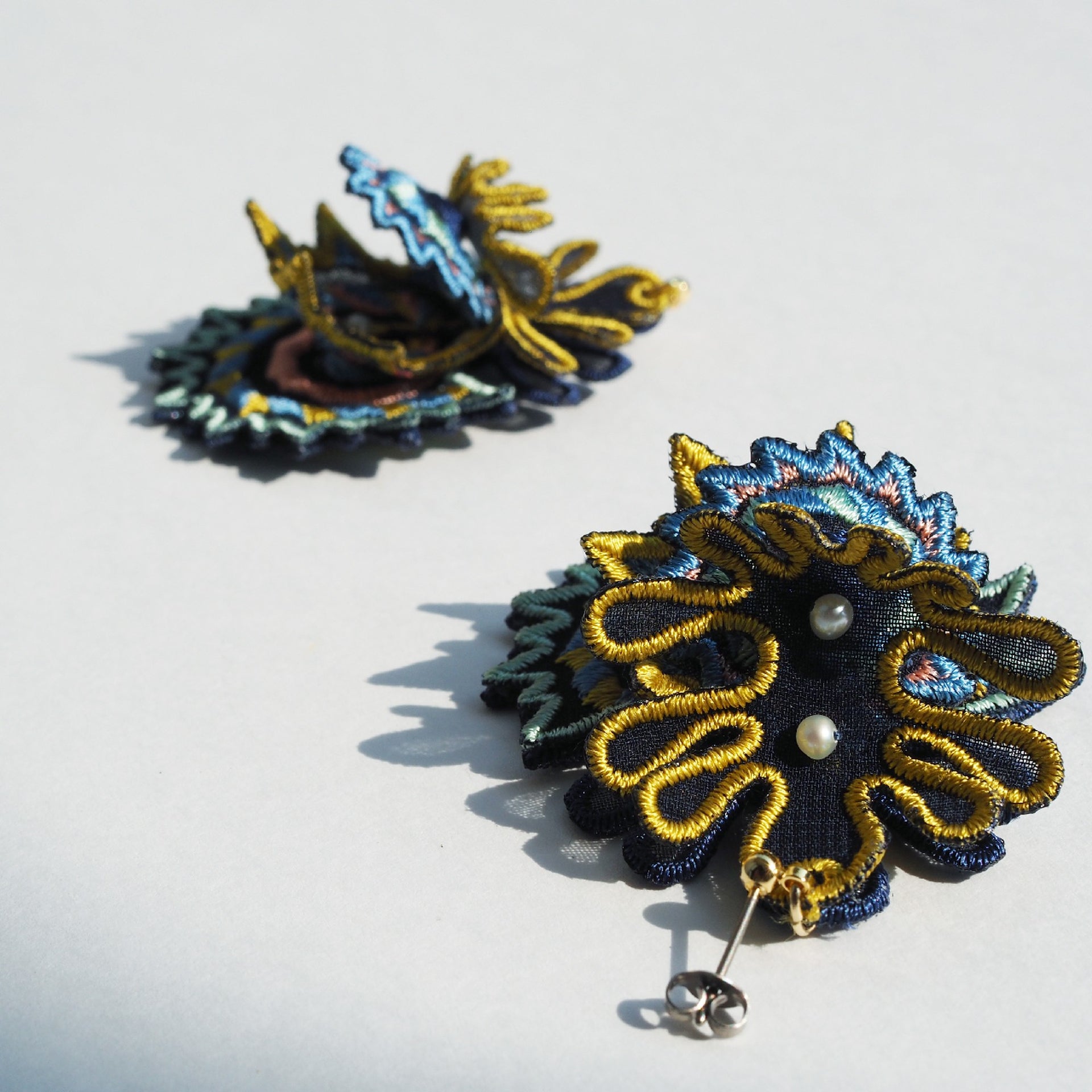 DANCING SHELLS / EARRING / NAVY