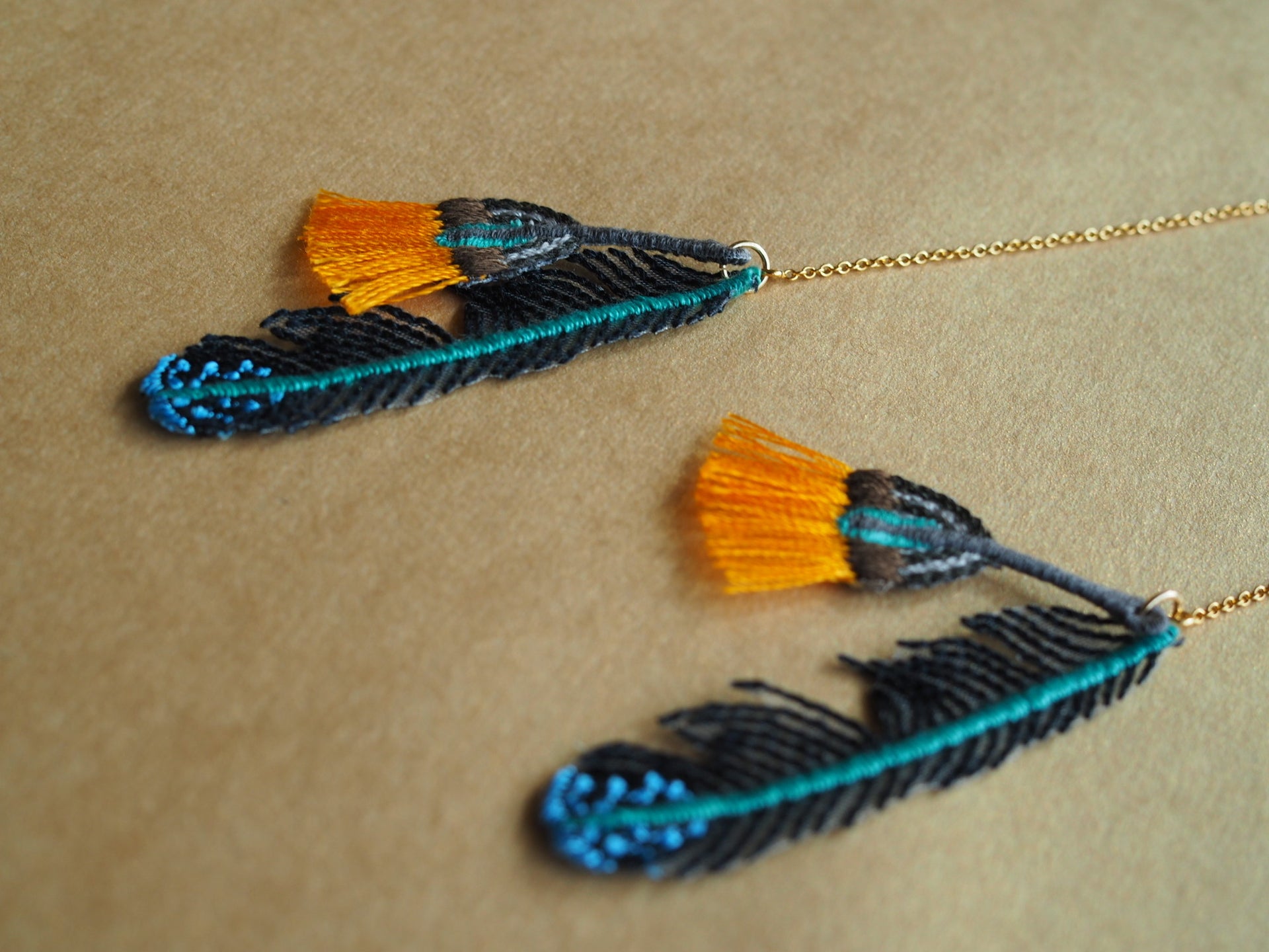 PLUME / EARRINGS / BLACK