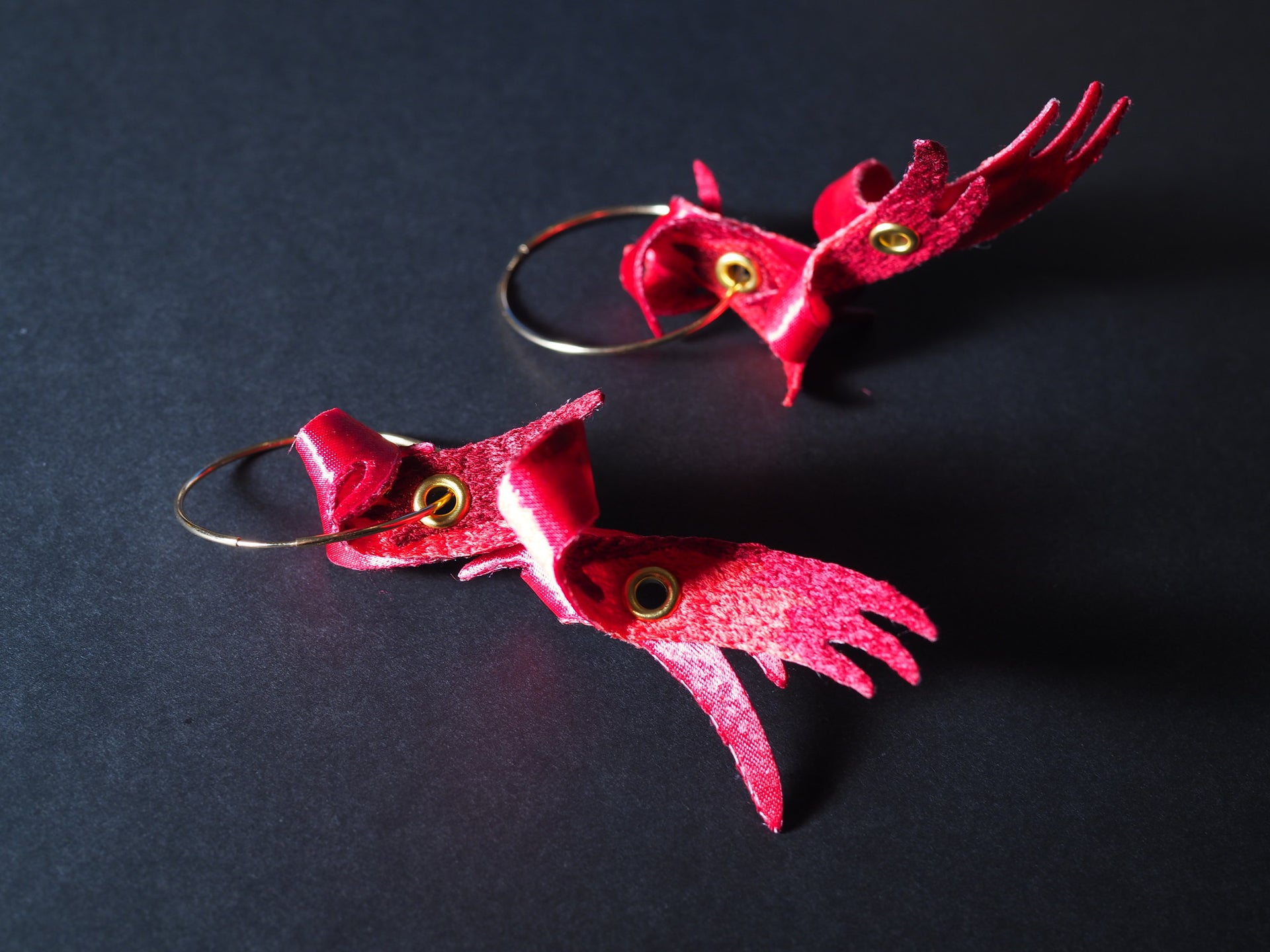 CLAW / EARRINGS / RED