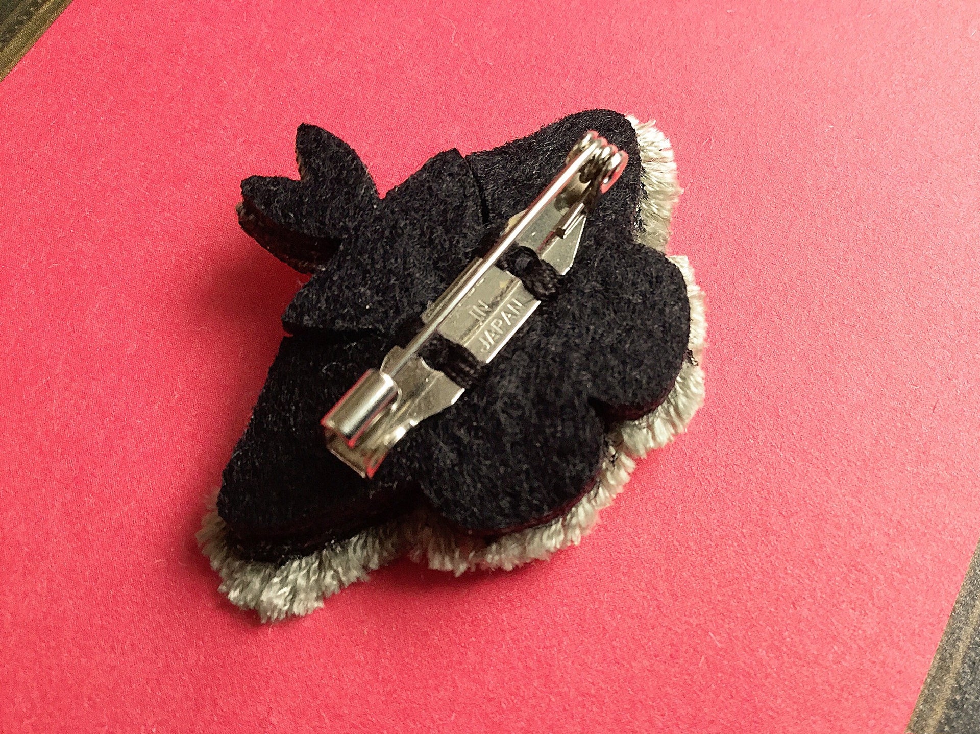 MOTH / BROOCH / GRAY