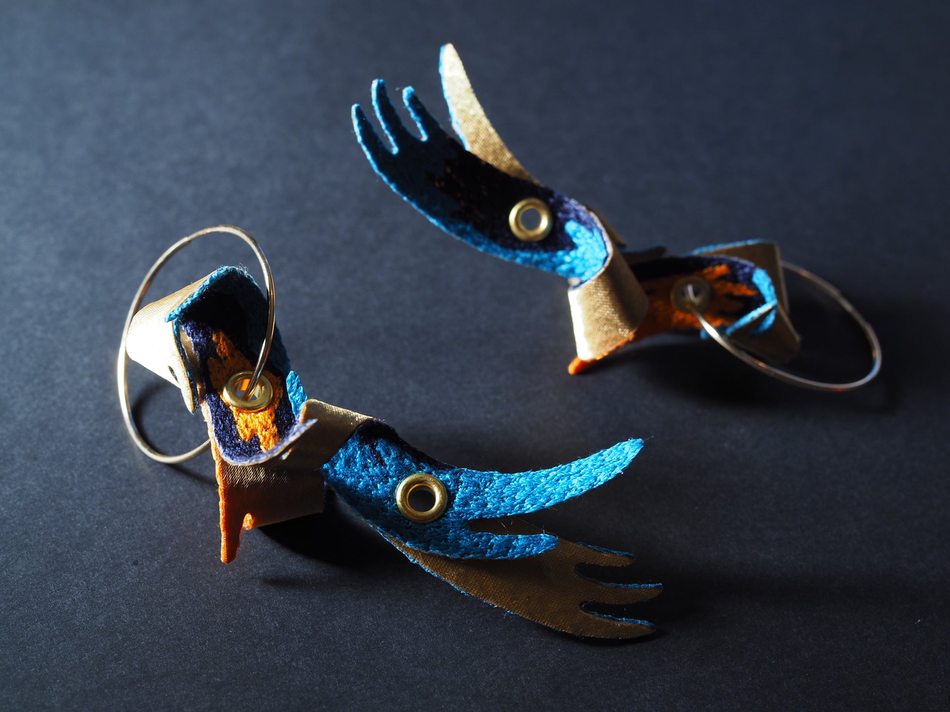 CLAW / EARRINGS / BLUE