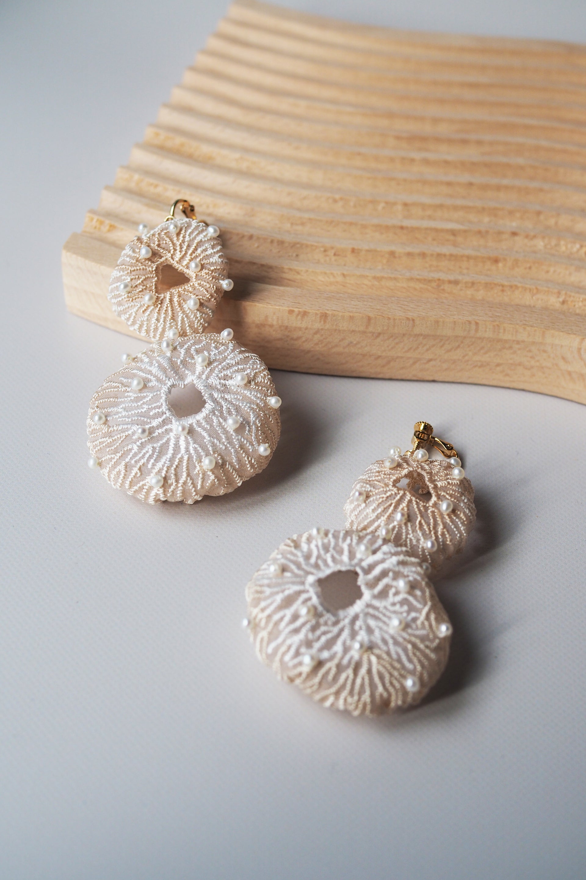 ARRO / CORAL EGG PEARL / EARRINGS / ECRU