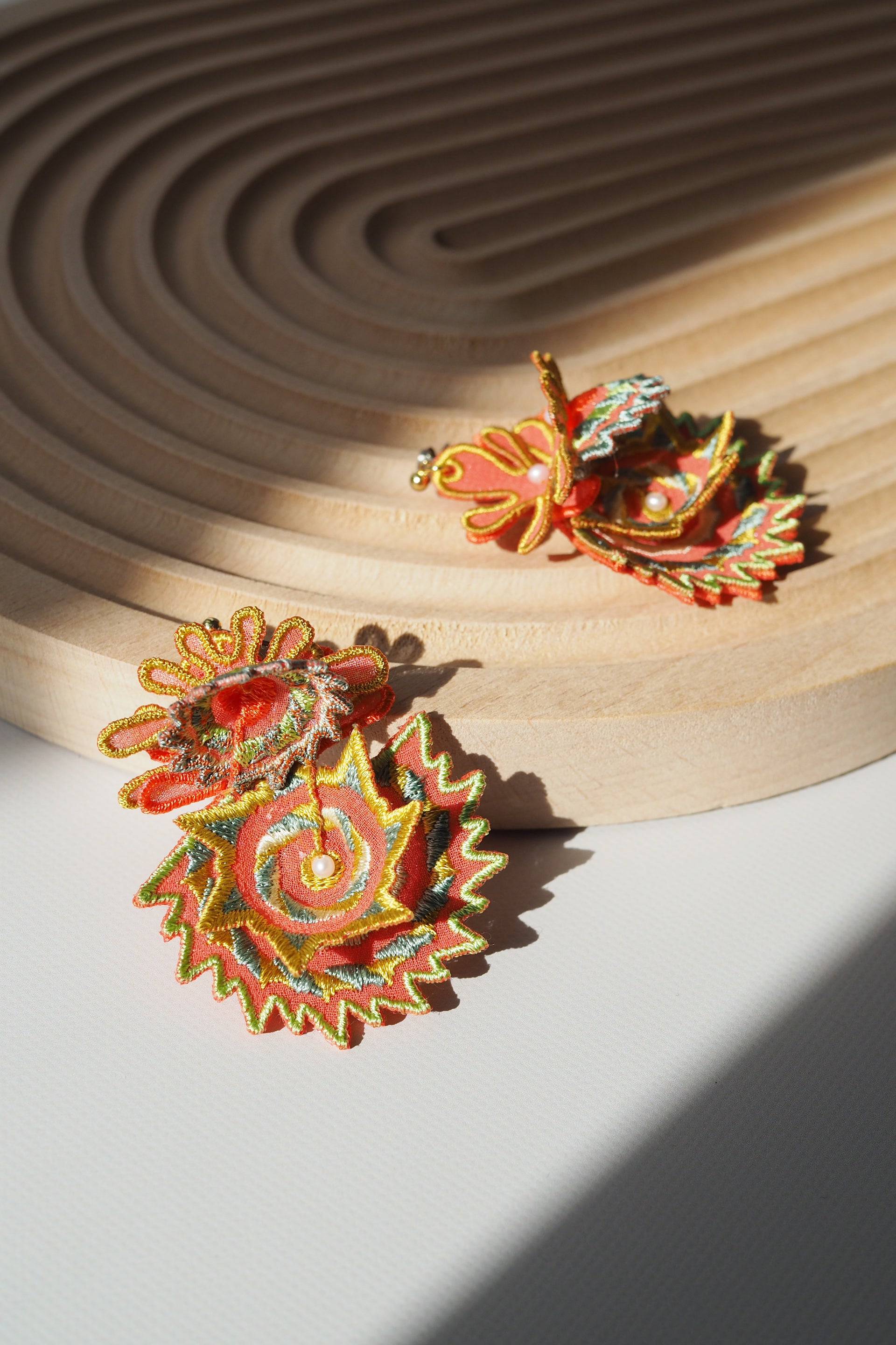 DANCING SHELLS / EARRING / ORANGE