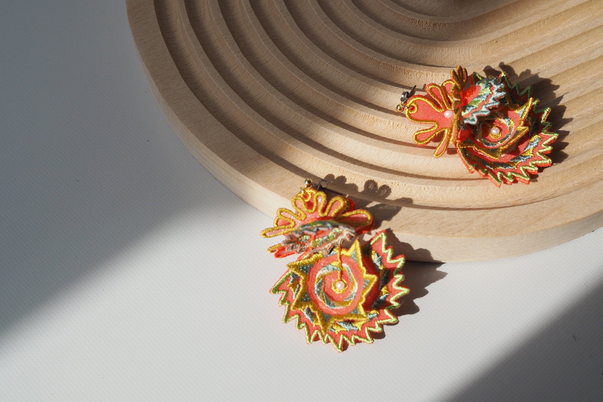 DANCING SHELLS / EARRING / ORANGE