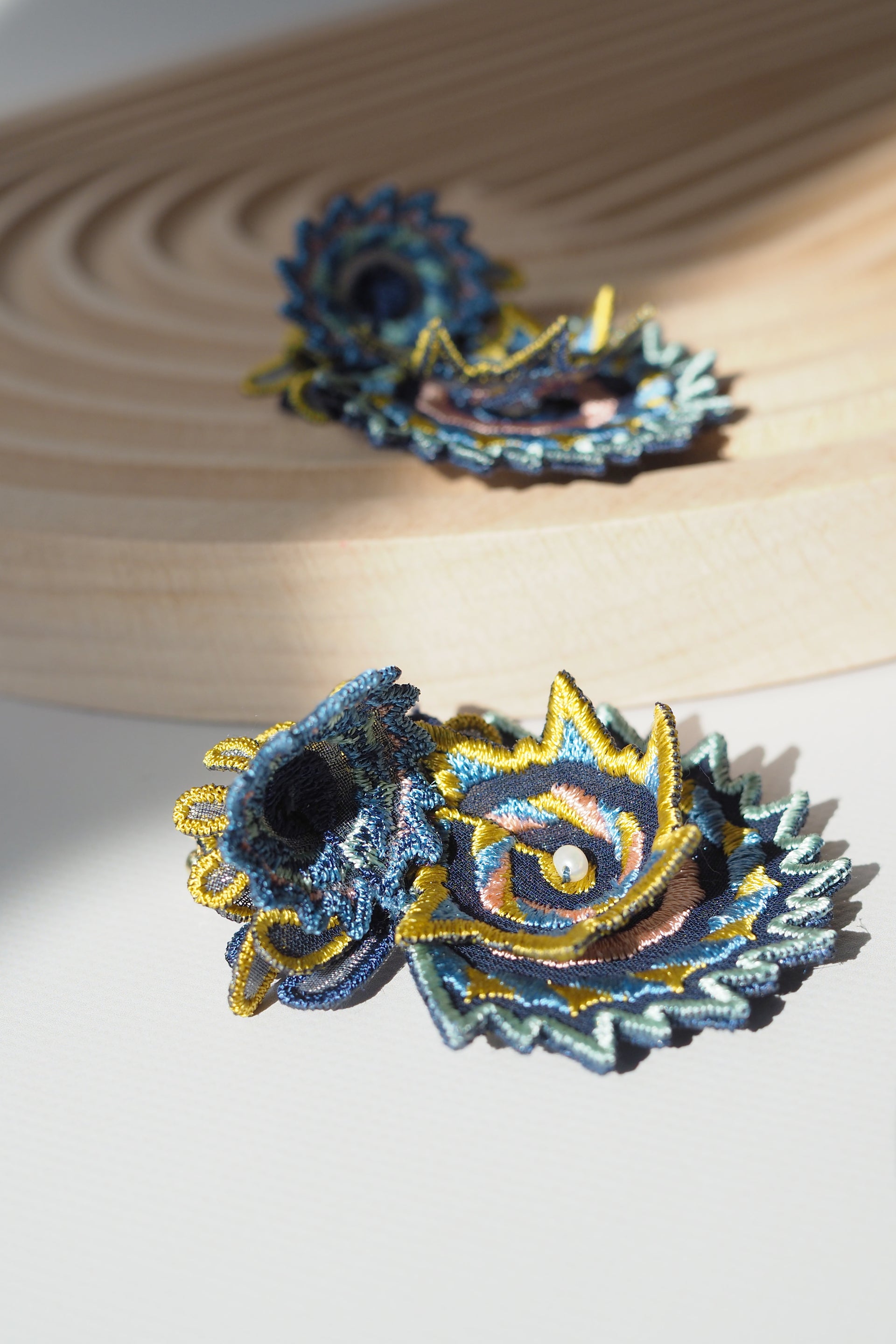 DANCING SHELLS / EARRING / NAVY