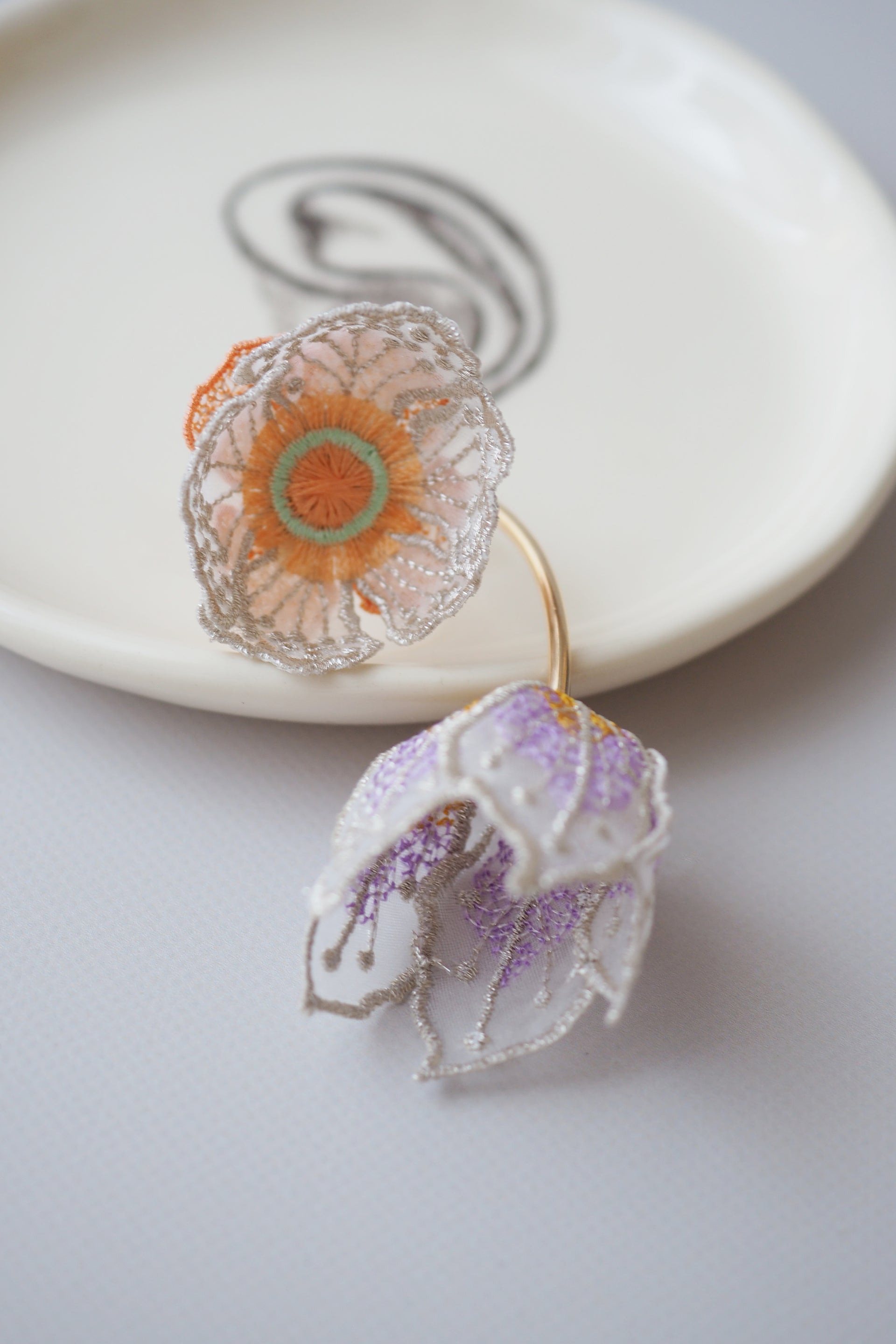 FLOWERS AT DAWN / EARRING / IVORY