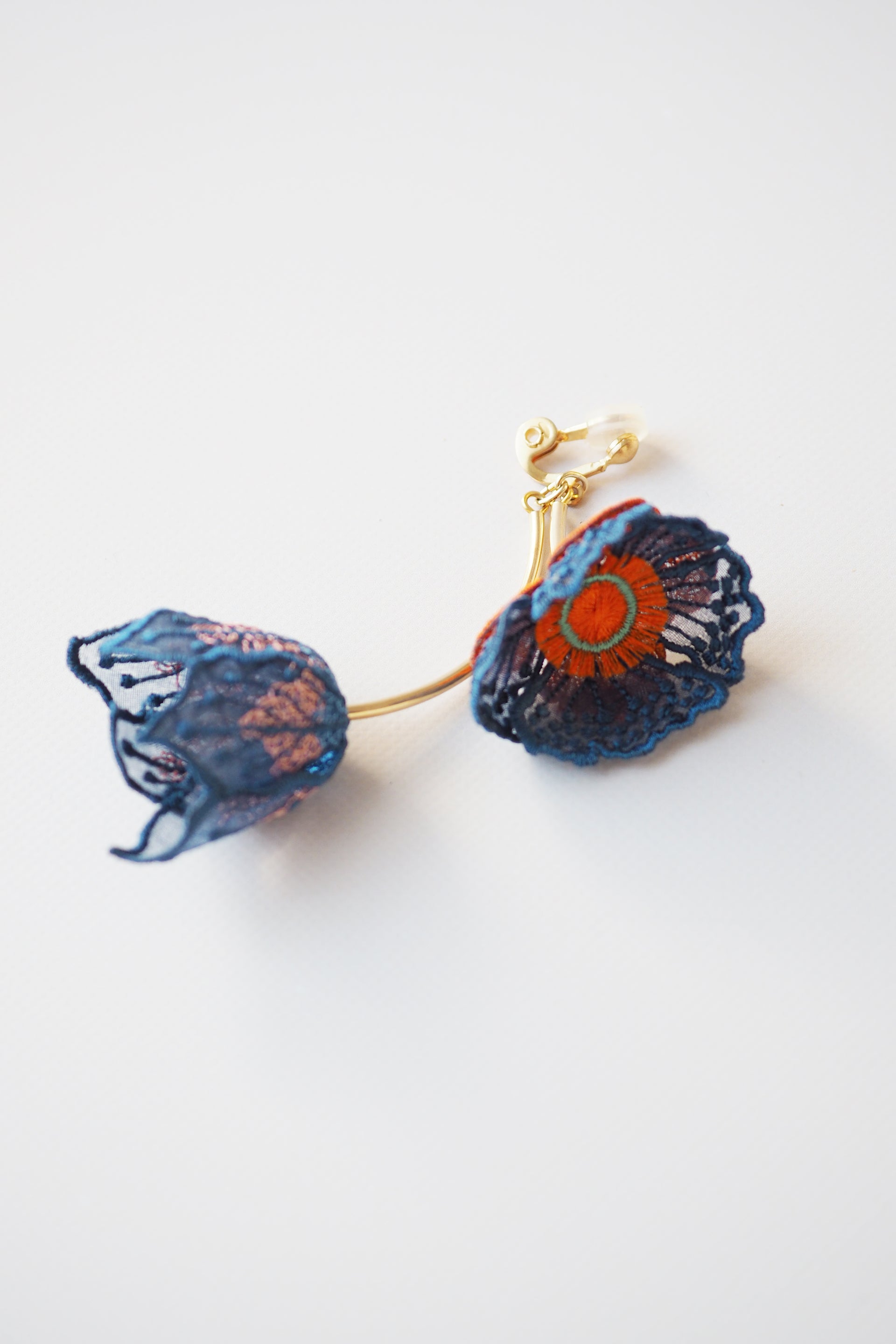 FLOWERS AT DAWN / EARRING / NAVY