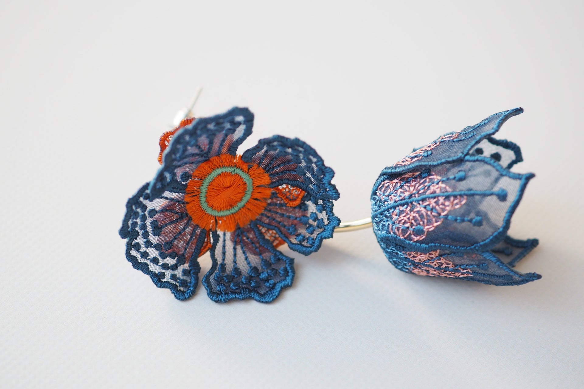 FLOWERS AT DAWN / EARRING / NAVY