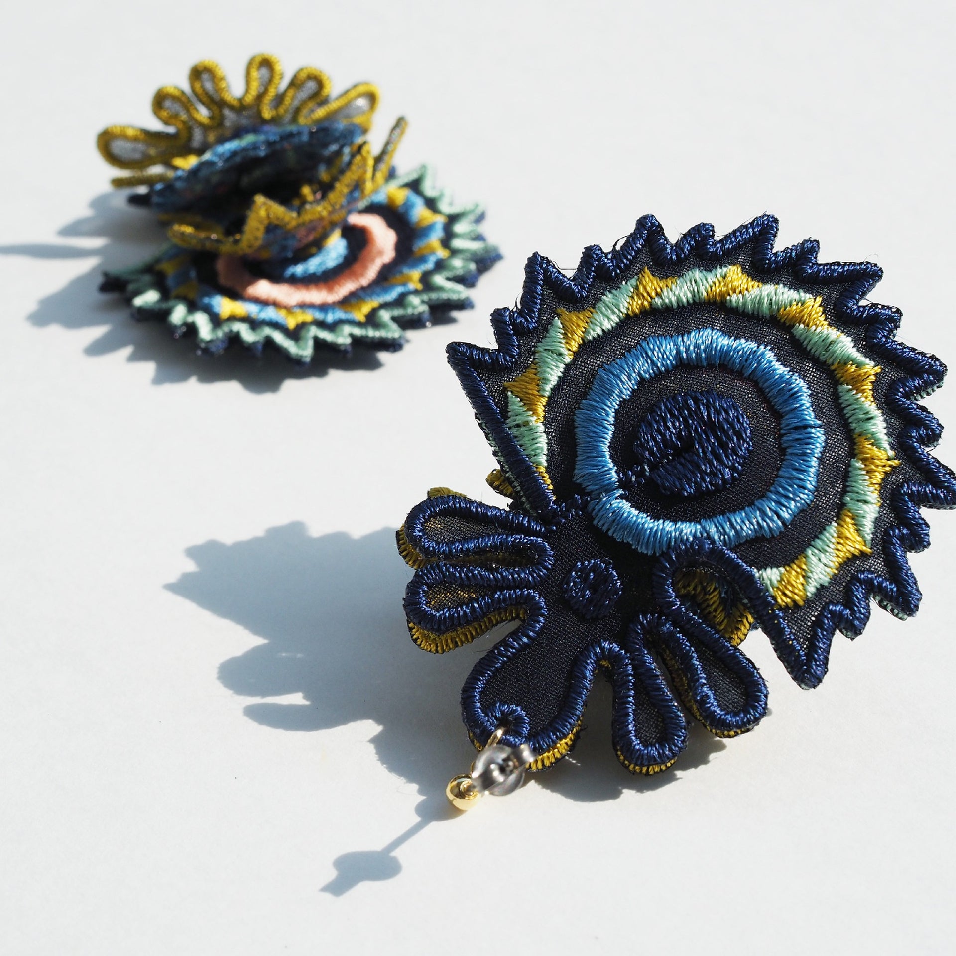 DANCING SHELLS / EARRING / NAVY